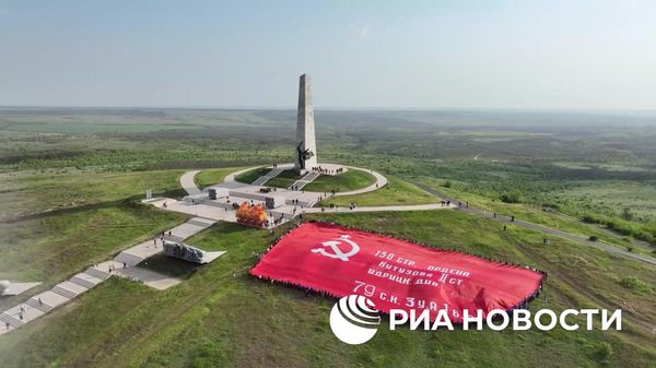 Самое большое Знамя Победы в мире развернули на Саур-Могиле в ДНР