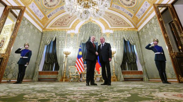 Президент РФ Владимир Путин и верховный правитель Малайзии Султан Ибрагим во время встречи в Москве