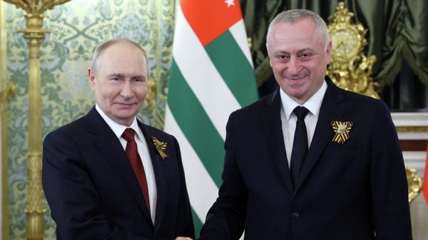 Президент РФ Владимир Путин и президент Абхазии Бадра Гунба во время встречи в Москве