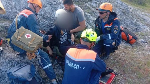 В Крыму спасатели три километра несли по горам раненую туристку