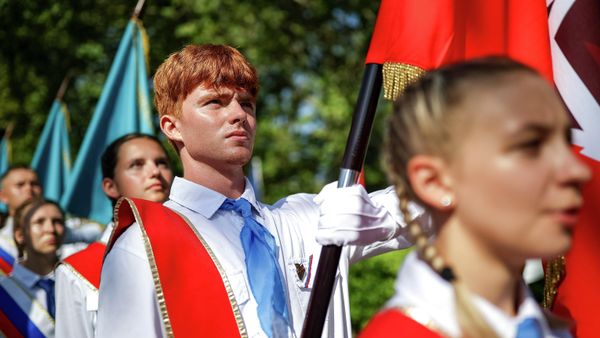 Торжественная линейка во Всероссийском детском центре Орленок в Краснодарском крае