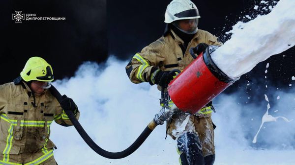 Украинские пожарные работают на месте взрывов