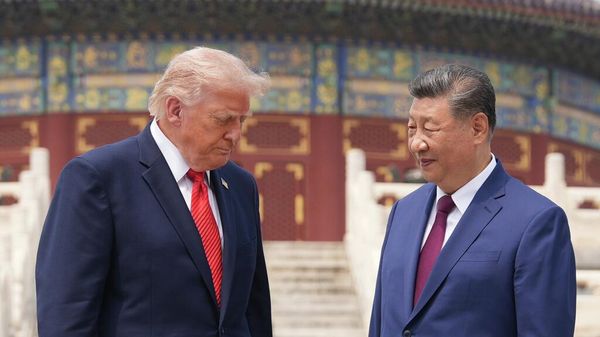 Президент США Дональд Трамп стоит рядом с председателем КНР Си Цзиньпином  в Пекине
