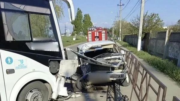 ДТП с автобусом в Крыму - пассажира зажало в салоне