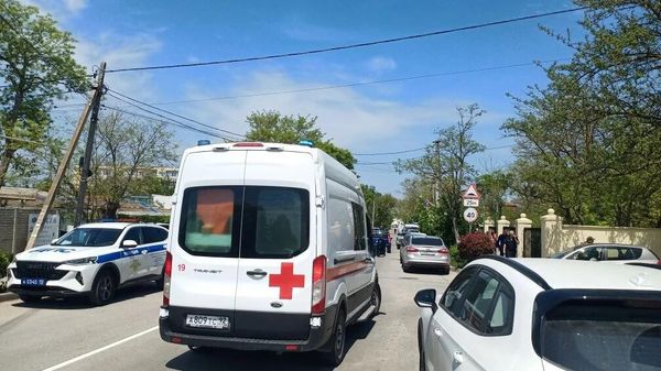 Обстановка на месте ЧП  в севастопольской школе №13 (п. Кача), где обрушился балкон и пострадали дети