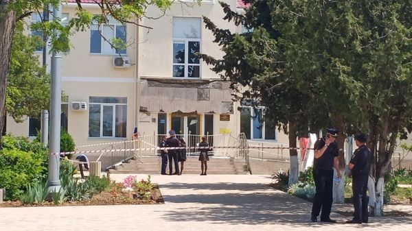 Обстановка на месте ЧП в севастопольской школе №13 (п. Кача), где обрушился балкон и пострадали дети