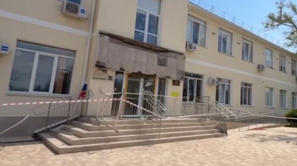 Обстановка на месте ЧП в севастопольской школе №13 (п. Кача), где обрушился балкон и пострадали дети