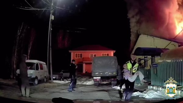Лейтенанты полиции Алексей Земеров и Заур Рамазанов спасли людей из горящего дома в Ханты-Мансийске