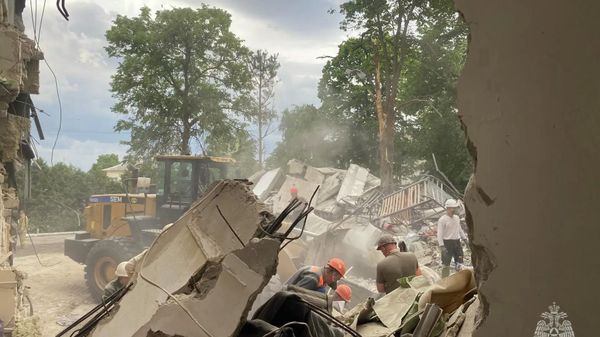 На месте разбора завалов общежития колледжа в Старобельске после атаки ВСУ