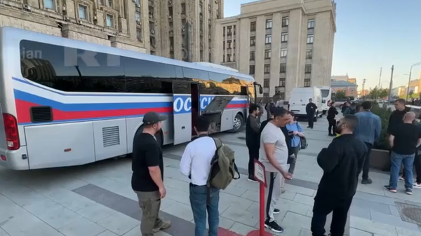Иностранные журналисты выехали из Москвы в Старобельск