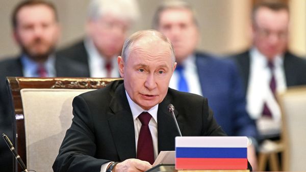 Президент РФ Владимир Путин во Дворце Независимости в Астане на заседании Высшего Евразийского экономического совета в расширенном составе