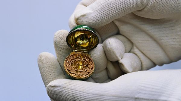 Золотое пасхальное яйцо с сюрпризом из коллекции императрицы Марии Федоровны, созданное Карлом Фаберже  из коллекции рода Романовых