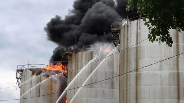 Пожар на нефтебазе в Ростовской области
