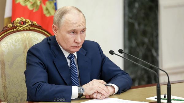 Президент Владимир Путин провел совещание о мерах поддержки пострадавших и ходе расследования теракта в Старобельске
