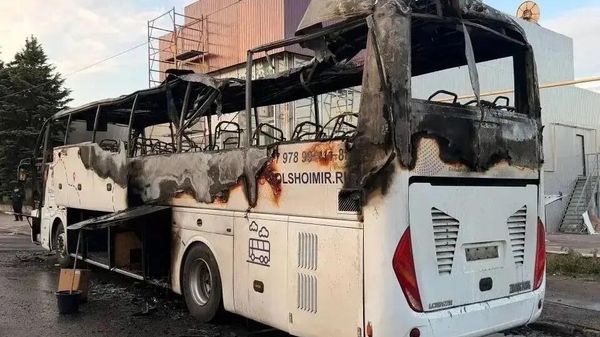 Фото с места удара по рейсовому автобусу Москва – Симферополь в Енакиево