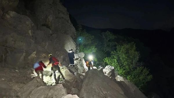 В Крыму спасатели оказали помощь застрявшим на горе туристкам