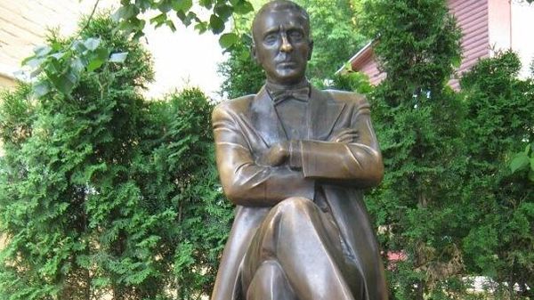 Так выглядел памятник Михаилу Булгакову в Киеве возле дома-музея на Андреевском спуске
