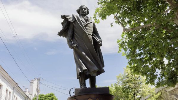 В Симферополе открыли памятник Гоголю