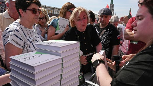 Посетители книжного фестиваля Красная площадь в Москве покупают книгу Маргариы Симоньян В начале было Слово - в конце будет Цифра 