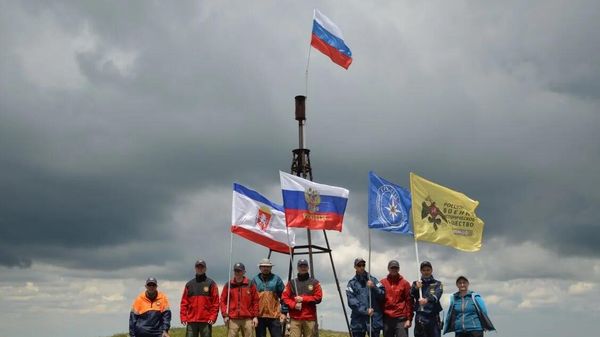Кадры водружения флага Российской Федерации на вершине горы Северная Демерджи