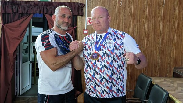 Боец СВО Андрей Зырянов занимается армспортом с чемпионом РФ Аметханом Абдурамановым