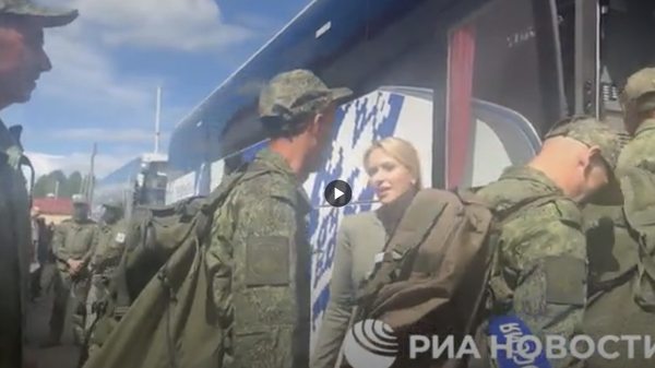 Лантратова встречает возвращенных из плена российских бойцов