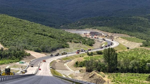 В Крыму на дороге в обход Алушты укладывают финишный слой асфальта