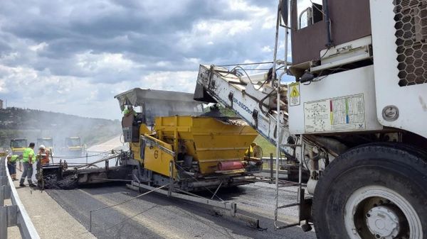 В Крыму на дороге в обход Алушты укладывают финишный слой асфальта