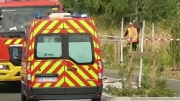 Экстренные службы на месте крушения самолета в коммуне Томблен на северо-востоке Франции