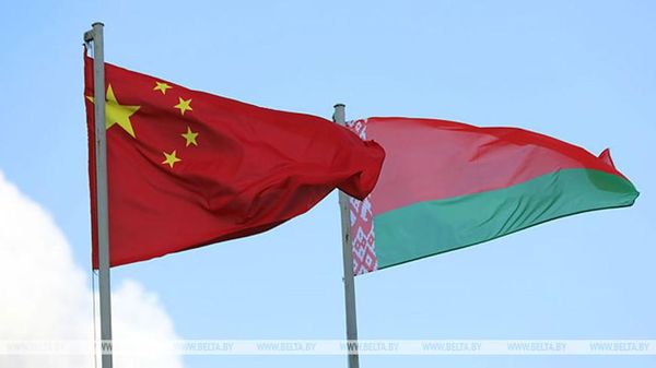 Флаги Китая и Белоруссии