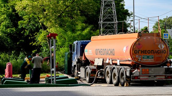 Заправка резервуаров АЗС топливом в Симферополе