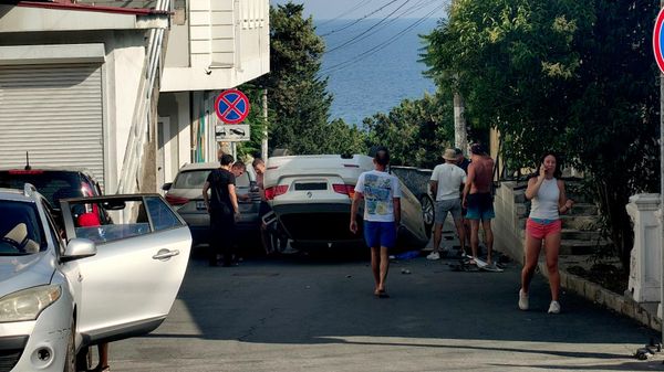 В Симеизе в Крыму иномарка опрокинулась на крышу