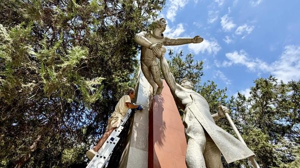 В Детском парке приступили к ремонтным работам памятника Комсомольцам всех поколений