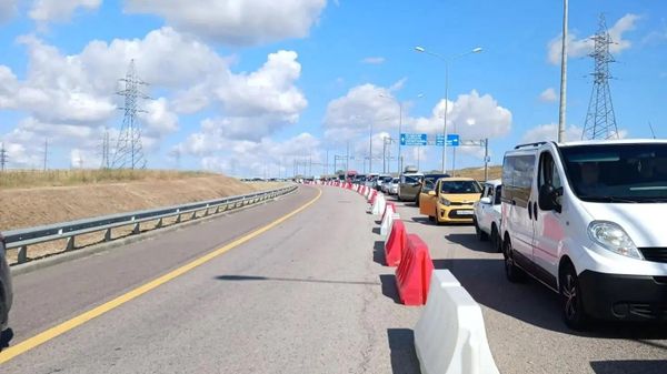 Раздача воды на подходах к Крымскому мосту