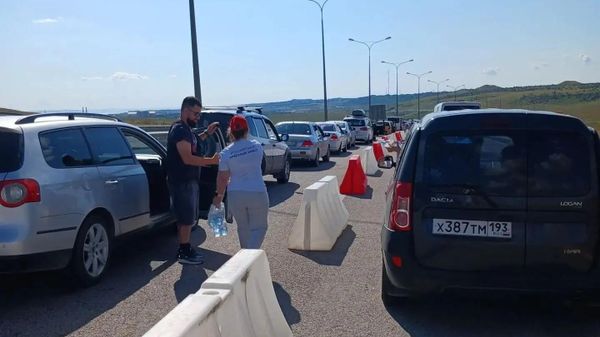 Раздача воды на подходах к Крымскому мосту