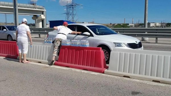 Раздача воды на подходах к Крымскому мосту