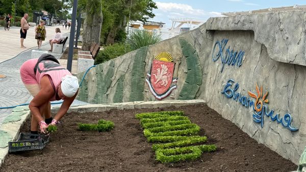 На набережной Евпатории оформляют цветочный календарь