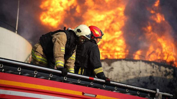 Украинские пожарные тушат возгорание в Одессе