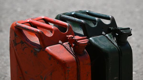 Канистры на автозаправочной станции
