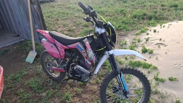 13-летняя девочка въехала в забор и перевернулась на питбайке в Феодосии