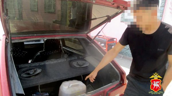 В Сакском районе оперативники по горячим следам задержали подозреваемых в краже бензина
