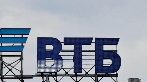 Вывеска банка ВТБ.