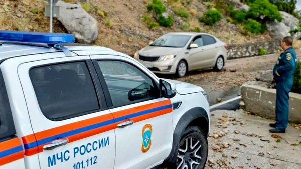 Сход селя на дорогу на Южном берегу Крыма