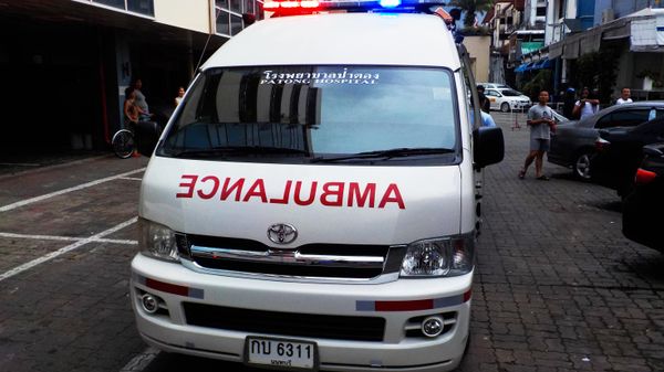 Машина скорой медицинской помощи на одной из улиц в Таиланде