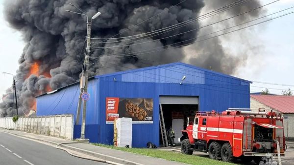  Брянске ликвидируют пожар в складском помещении