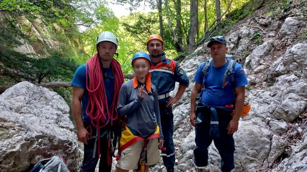 В Крыму сотрудники МЧС спасли застрявшую на скале туристку