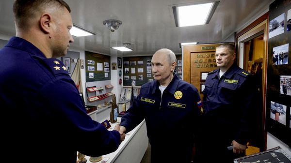 Президент России Владимир Путин на ракетном крейсере Варяг