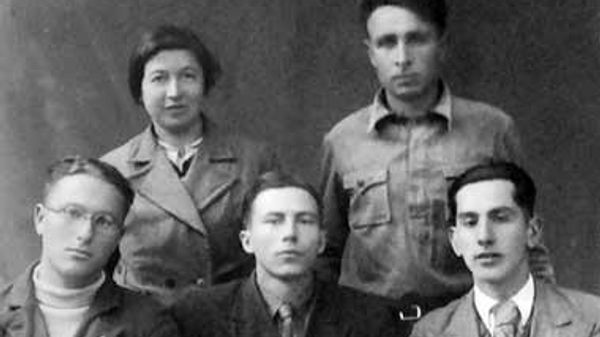 Агитгруппа Симферопольской молодежной подпольно-патриотической организации: Мария Ковалевская, Владимир Долгов. Алексей Чистяков, Валентин Гаршин, Сергей Шамаш. Фото Госархива Крыма.