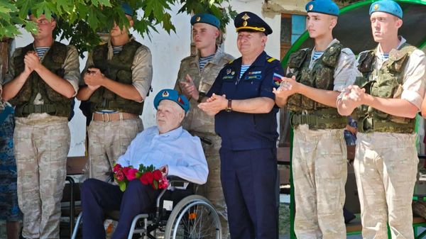 В Крыму гвардейцы-десантники поздравили фронтовика Владимира Левина со 101-летием В Крыму гвардейцы-десантники поздравили фронтовика Владимира Левина со 101-летием