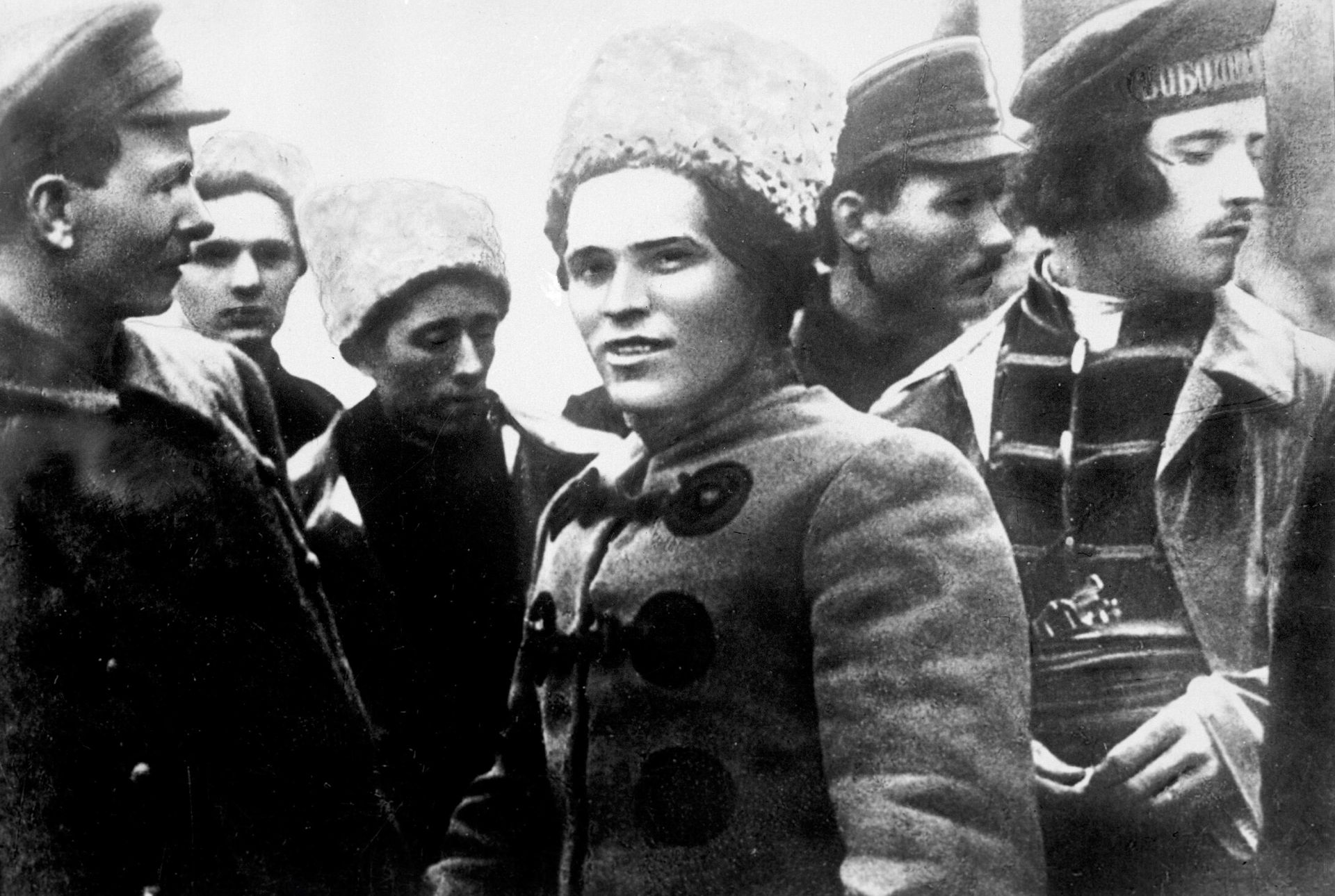 Нестор Иванович Махно (1888-1934) — революционер-анархист. Во время гражданской войны 1917—1922 годов командовал крестьянской повстанческой армией. 
Лидеры повстанцев в 1919 году (слева направо): С. Каретник, Н. Махно, Ф. Щусь. - РИА Новости, 1920, 26.08.2026